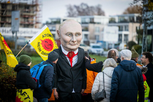 Demonstranten mit einer übergroßen Putin-Puppe vor der Emslandhalle in Lingen.