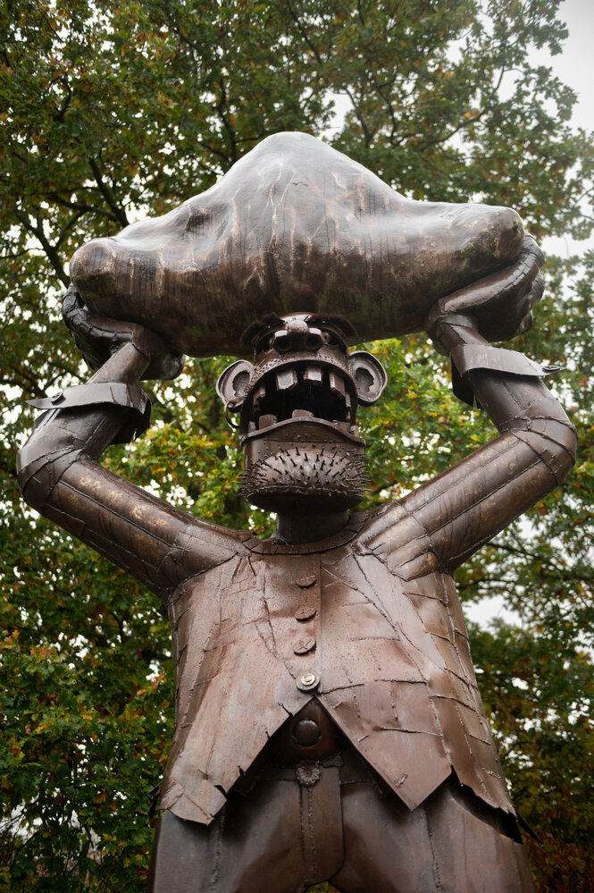 Skulptur eines Riesen, der einen Stein schwingt