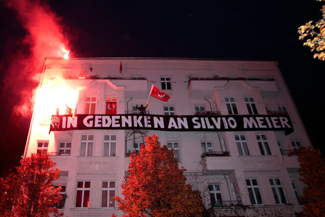 Ein Transpi an einem Haus sagt: "In Gedenken an Silvio Meier"