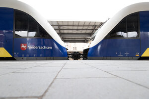 zwei Waggons der Nordwestbahn stehen am Gleis