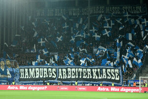 HSV-Fans zeigen auf der Tribüne des Millerntorstadions bei einer Fan-Choreografie Banner mit dem Schriftzug 