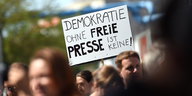 Ein Schild mit der Aufschrift "Demokratie ohne freie Presse ist keine!" auf einer Demonstration in Berlin