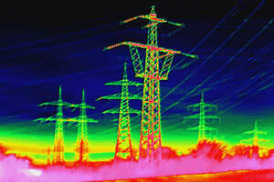 Wärmebild einer Landschaft mit Strommasten