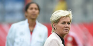 Bundestrainerin Silvia Neid mit Assistenztrainerin Steffi Jones im Hintergrund