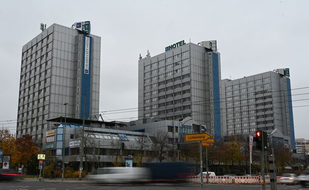 Drei graue Hochhaustürme ragen in die Luft