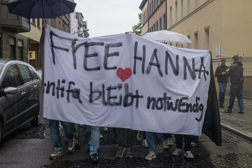 Protestierende halten ein Banner hoch, auf dem steht :"Free Hanna. Antifa bleibt notwendig."