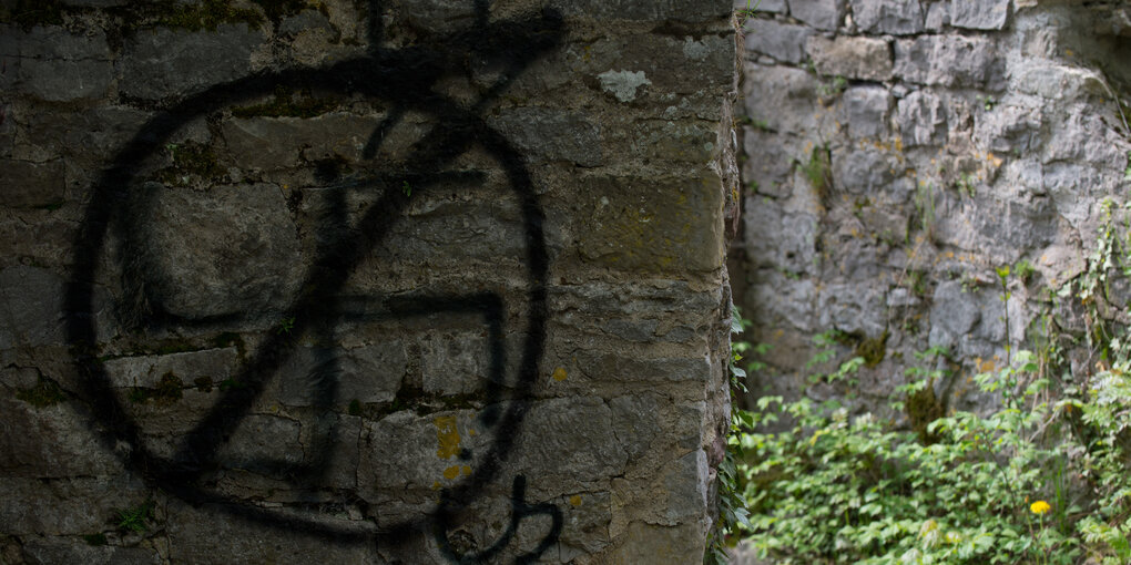 durchgestrichenes Hakenkreuz auf einer Mauer