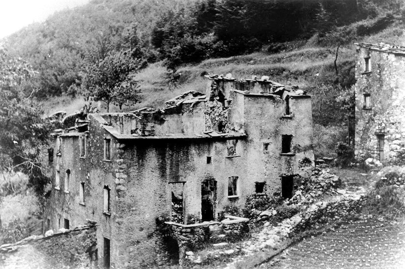 Zerstörte Häuser in einer Schwarz-Weiß-Fotografie