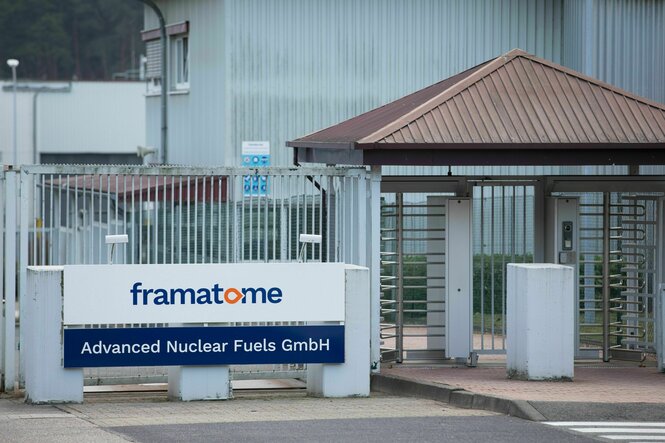 Blick auf ein Zugangstor vom Werk der Framatome - Advanced Nuclear Fuels GmbH