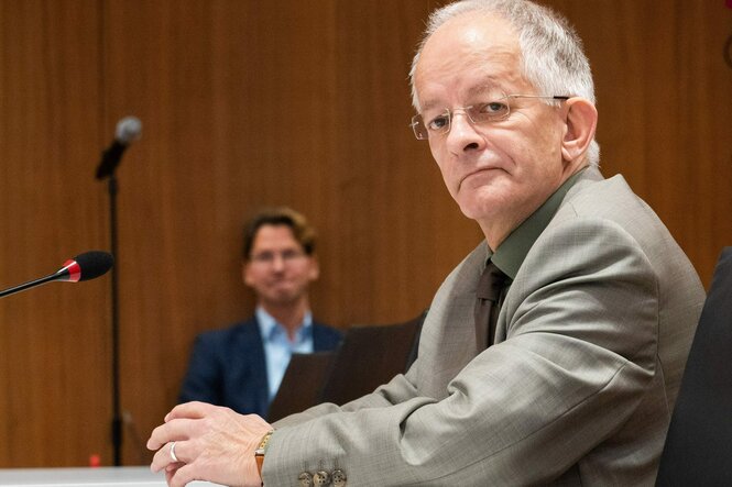 Staatskanzleichef Jörg Mielke sitzt im grauen Anzug auf seinem Platz vor dem parlamentarischen Untersuchungsausschuss.