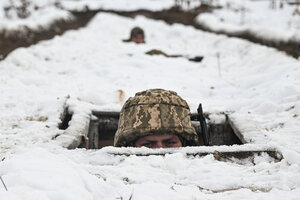 Ein ukrainischer Soldat während einer militärischen Übungen auf einem Truppenübungsplatz in der Region Tschernihiw, Ukraine, am 22. November 2024