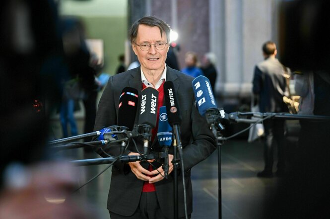 Karl Lauterbach (SPD), Bundesminister für Gesundheit, spricht nach der 1049. Plenarsitzung des Bundesrates zu Journalisten. Thema ist unter anderem die Krankenhausreform