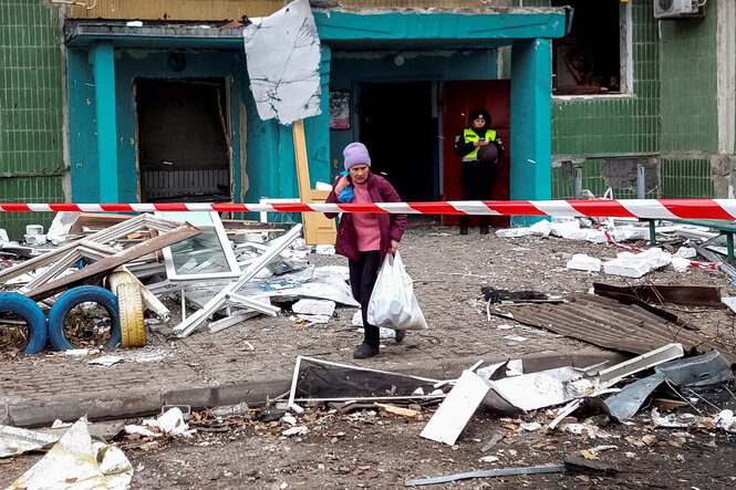 Eine Frau vor einem zerstörten Haus nach einem russischen Angriff in Sumy, Ukraine, 18. November 2024