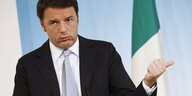 Matteo Renzi gestikuliert bei einer Rede