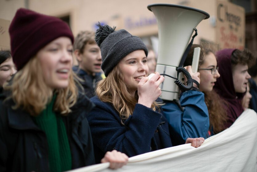 Frauen während einer Demonstration mit einem Megafon