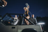 Die Musiker von Amyl and the Sniffers stehen in einem Cabrio.