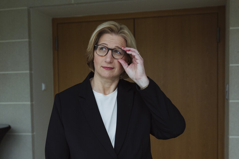 Anke Rehlinger rückt ihre Brille zurecht