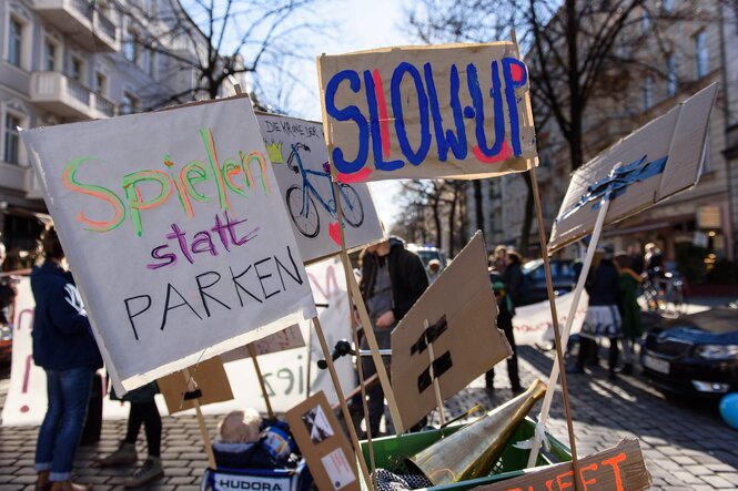 Transparente einer Demonstration, u. a. "Spielen statt Parken", "Slow Up"