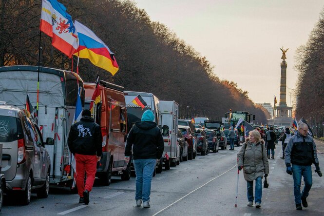 Teilnehmer der Demonstration des Vereins «Hand in Hand für unser Land» stehen mit Traktoren und Autos vor der Siegessäule auf der Straße des 17. Juni in Richtung Brandenburger Tor.