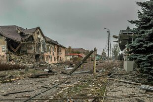 Eine Straße mit zerstörten Gebäuden