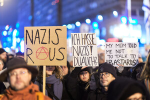 Personen bei einer Demonstration gegen Rechts