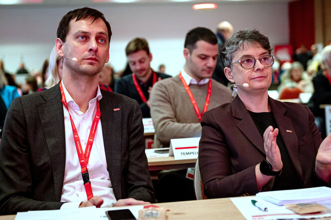 Martin Hikel (l), und Nicola Böcker-Giannini, die beiden Vorsitzenden der Berliner SPD, nehmen am Parteitag SPD Berlin in Berlin-Mitte teil.