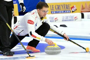 Der deutsche Curler Marc Muskatewitz führt einen STein