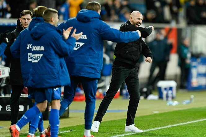 Hoffenheim-Trainer Christian Ilzer und Spieler jubeln an der Seitenlinie