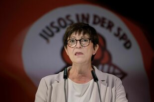 Saskia Esken am Rednerpult beim Juso-Kongress