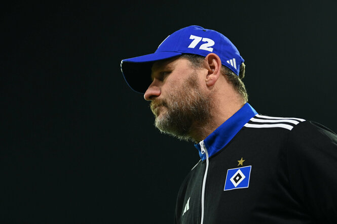 HSV-Trainer Steffen Baumgart schaut noch links, auf der Kappe steht: 72