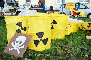 symbolische Atommüllfässer mit einem Totenkopfzeichen