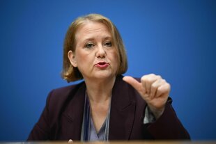 Familienministerin Lisa Paus auf einer Pressekonferenz