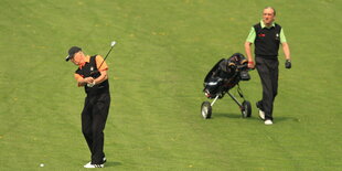 Franz Beckenbauer und Alfred Draxler golfen