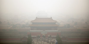 Die Verbotene Stadt in Peking wirkt wie vom Smog verhüllt.