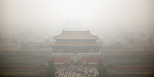 Die Verbotene Stadt in Peking wirkt wie vom Smog verhüllt.