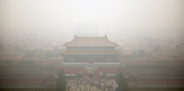 Die Verbotene Stadt in Peking wirkt wie vom Smog verhüllt.