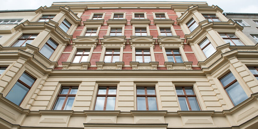 Hausfassade eines Altbaus aus der Froschperspektive