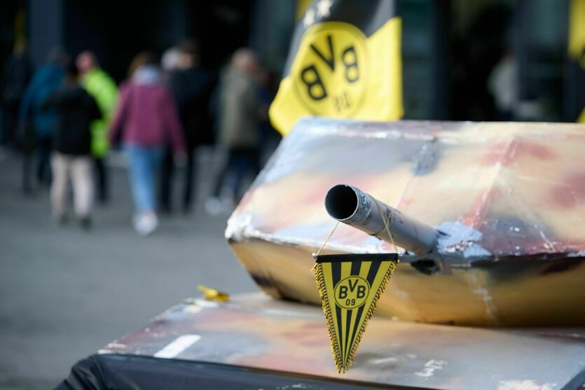 Ein Papp-Panzer mit BVB-Fähnchen vor dem Ort der Mitgliederversammlung