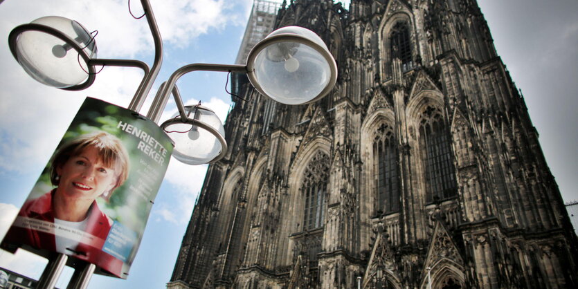 Plakat von Henriette Reker vor dem Kölner Dom