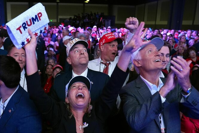 Unterstützer bei einer Wahlkampfparty für den republikanischen Präsidentschaftskandidaten und ehemaligen Präsidenten Donald Trump