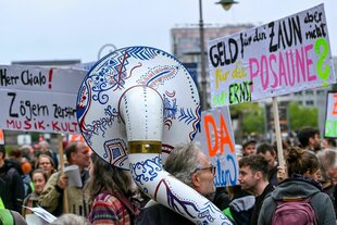 Demo mit vielen Transparante und einer Posaune: Schon im September protestierten Mu­sik­schul­leh­re­r:in­nen gegen Kürzungen