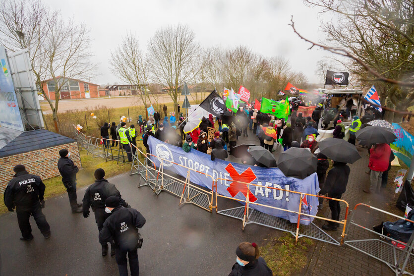 Teilnehmer eines Protests des "Bündnisses gegen Rechts Falkensee" demonstrieren nahe der Veranstaltungshalle gegen den Landesparteitag der Berliner AfD.