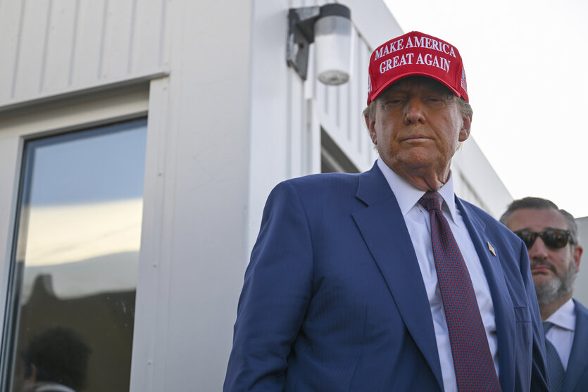 Trump mit rotem Basecap mit Aufschrift Make America great again