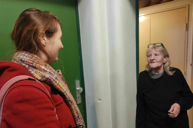Aktivistin Marina und der Klimaaktivist Ulrich bei Haustürgesprächen für 