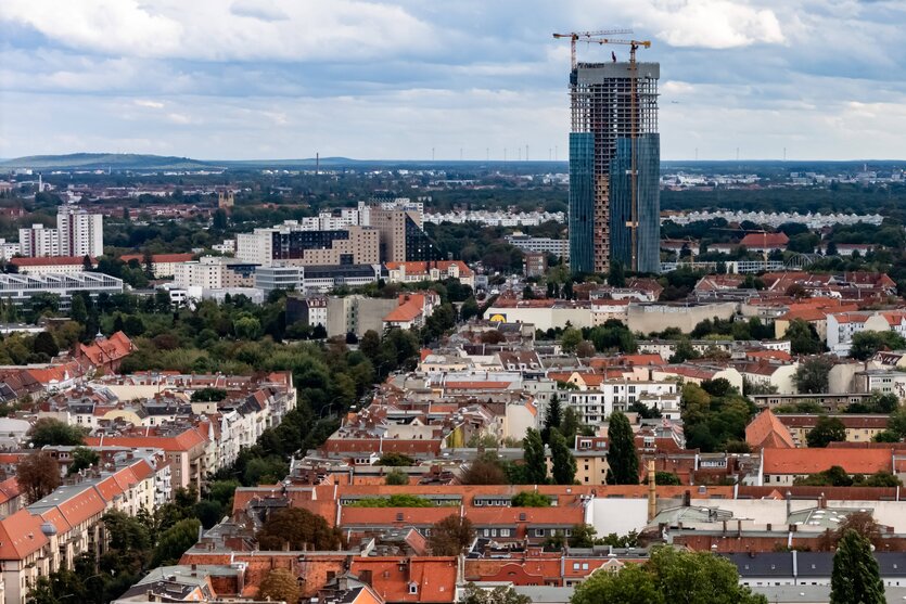 Drohnenansicht mit Blick auf der Sonenallee und die Baustelle des Estrel Towers in Berlin