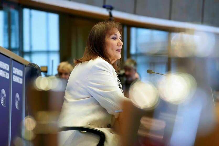 Eine Frau im Europäischen Parlament in Brüssel am Dienstag, 5. November 2024