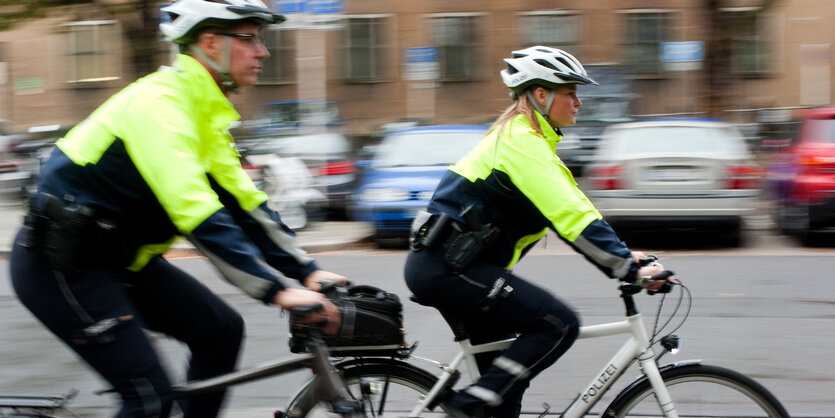 Polizisten der Fahhradstaffel im Einsatz.