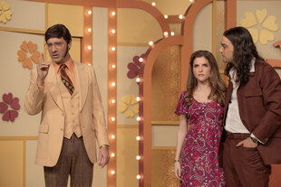 Cheryl Bradshaw (Anna Kendrick) und Rodney Alcala (Daniel Zovatto) stehen auf der Bühne der Show "The Dating Game".