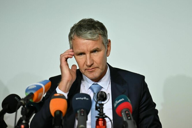 Der Chef der AfD Thüringen steht vor Mikrofonen bei einem Statement in der Thüringer Landespressekonferenz