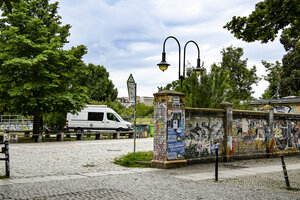 Blick durch einen offenen Zugang in den Görlitzer Park